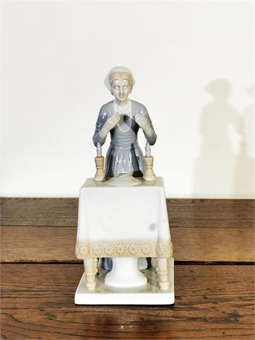 Porzellanfigur "Jüdische Frau beim Schabbat Gebet"