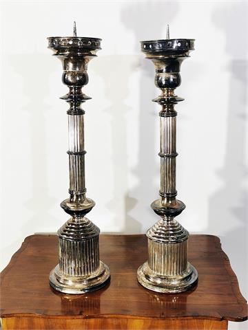 2 große Histormus Kerzenständer im klassizistischen Stil