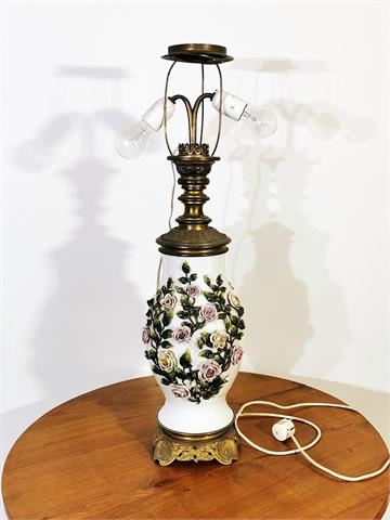 Antike florale Pozellan Tischleuchte mit Messingelementen