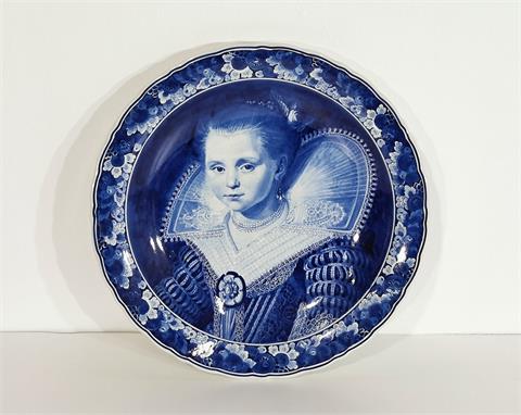 Großer handbemalter Delfter Portraitteller "Die kleine Prinzessin" von Royal Delft (Niederlande)