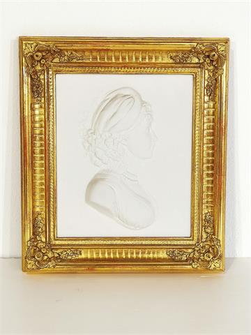 Antikes Reliefportrait "Königin Luise von Preusen" aus weißem Biskuitporzellan in vergoldetem Rahmen nach Entwurf von Heinrich Bettkober