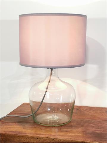 Moderne Tischleuchte aus Glas mit Lampenschirm