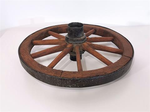 Antikes Wagenrad mit Metallmantel