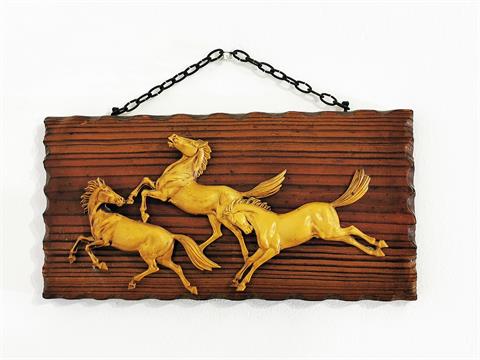 Holztafel mit geschnitztem Pferdemotiv