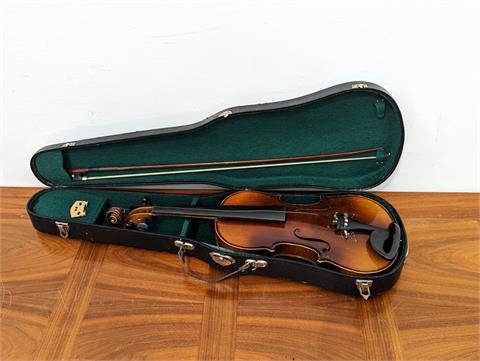 Alte Geige mit Bogen und Koffer