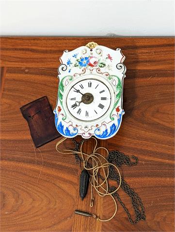 Alte bäuerliche Uhr mit Uhrenschild aus Porzellan