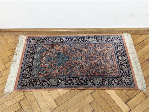 Kleiner maschinell geknüpfter Teppich in orientalischem Stil