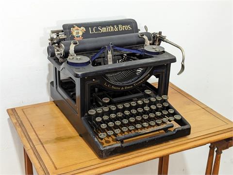 Antike Schreibmaschine "No. 5" von L.C. Smith & Bros