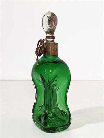 Alte grüne Likörflasche mit Schlossmontierung