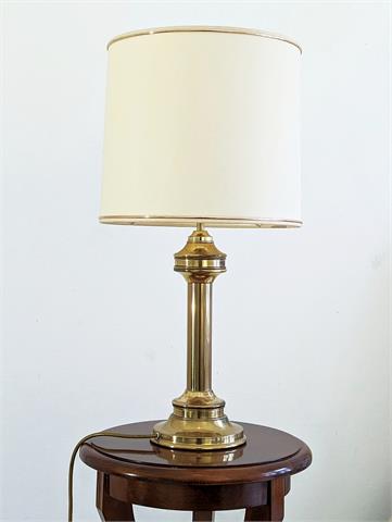 Elegante Tischleuchte aus Messing mit Lampenschirm