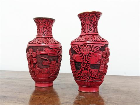 Zwei ältere geschnitzte chinesische Rotlack-Vasen auf Messingkorpus