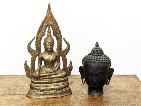 Zwei Buddha Statuen