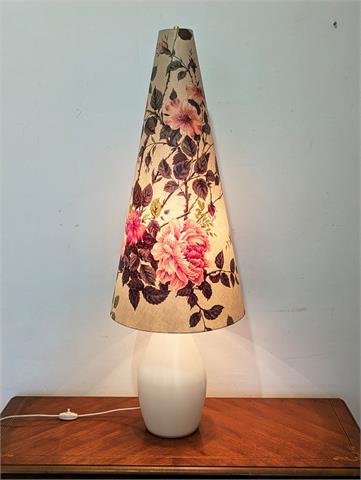 Hohe Vintage Tischleuchte mit floralem Lampenschirm
