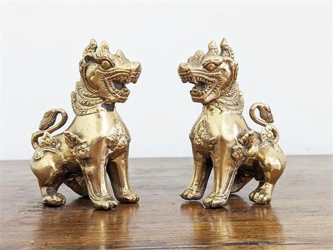 Zwei alte (Palast-) Wächter Löwenfiguren