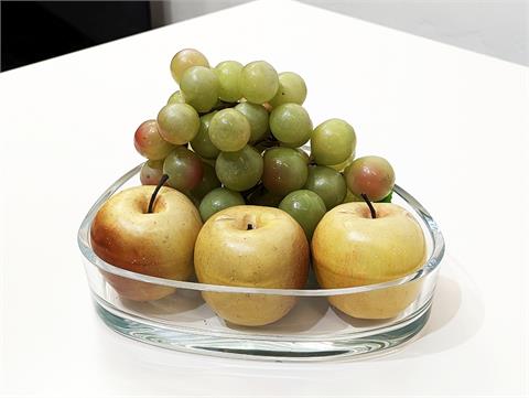 Dekorative Glasschale mit künstlichem Obst