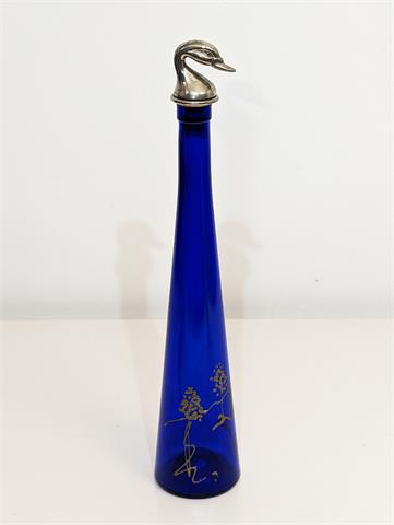 Kobaltblaue Glaskaraffe mit "Schwanenkopf" Metallstöpsel