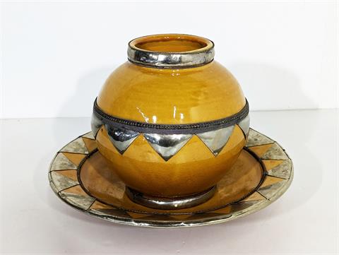 Dekorative metallbeschlagene Vase mit Unterteller