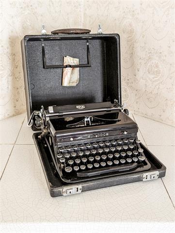 Alte Schreibmaschine "Royal Wordtype" im Transportkoffer