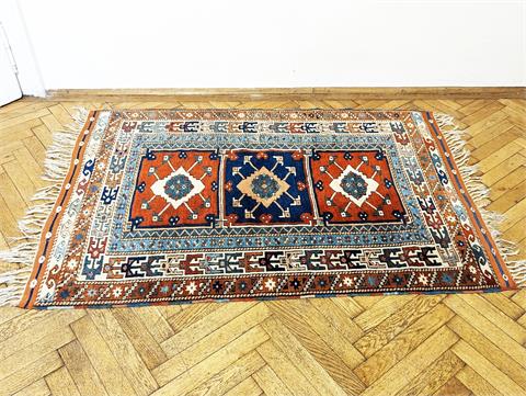Alter handgeknüpfter orientalischer Teppich (Adil Besim)