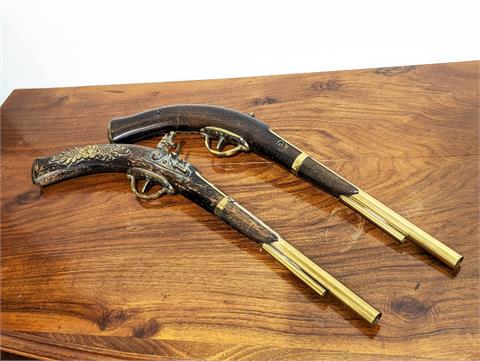 Zwei dekorative Pistolen mit Messinglauf und Messingbeschlägen