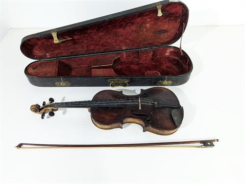 Alte Geige von "Karl Redler" im Transportkoffer