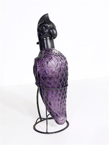 Alte violette Glaskaraffe "Papagei" mit versilberter Messingmontierung