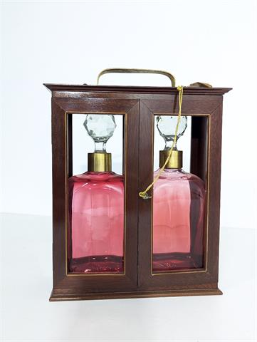 Zwei alte rosa Glaskaraffen in Transportbox / Vitrine
