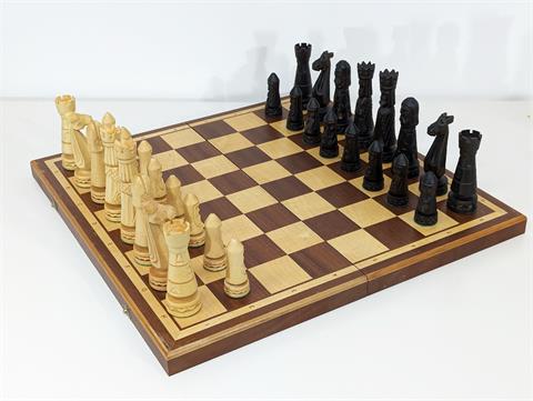 Großes aufwendig geschnitztes Schachspiel