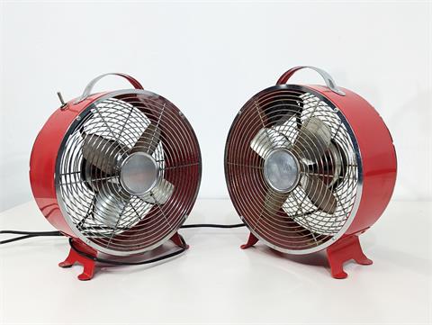 Zwei Retro Ventilatoren in Metallgehäuse