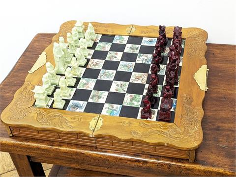 Chinesisches Schachspiel mit geschnitzten Steinfiguren