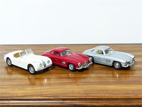 Drei Oldtimer Modellautos