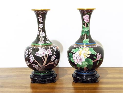 Zwei chinesische emaillierte Cloisonne Vasen mit Sockel