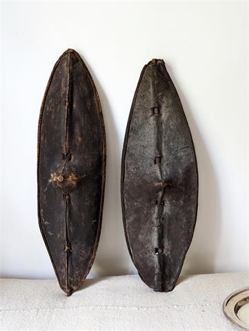 Zwei antike afrikanische Schilder aus Leder