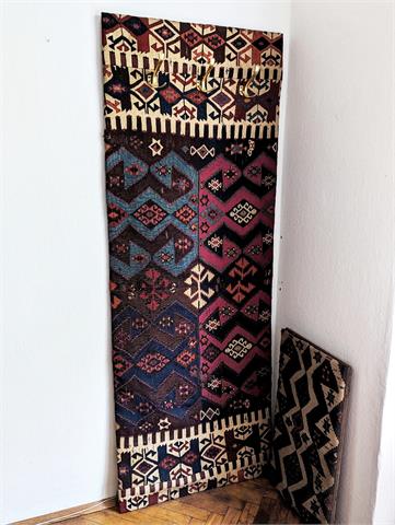 Vintage Garderobenpaneel bespannt mit altem Kelim Teppich