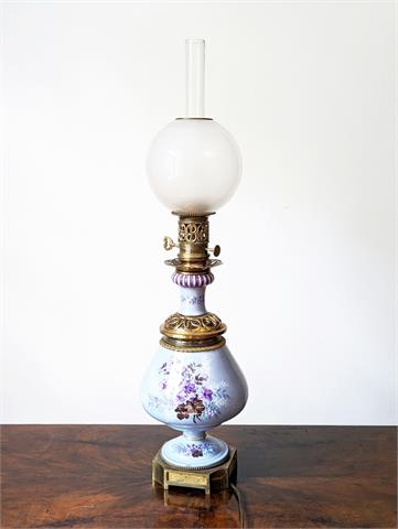 Antike (nachträglich elekrifizierte) Petroleumlampe aus Porzellan und Messing von R.Dietmar (Wien)