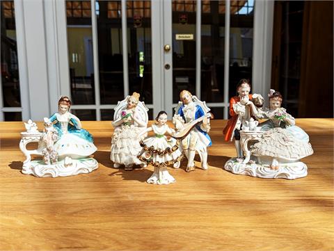 Fünf Porzellanfiguren mit barocken Szenen