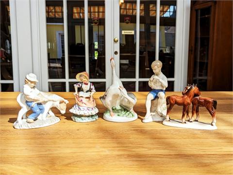 Fünf Porzellanfiguren mit bäuerlichen Szenen