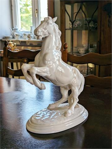 Keramikfigur "Scheuendes Pferd" von Keramos