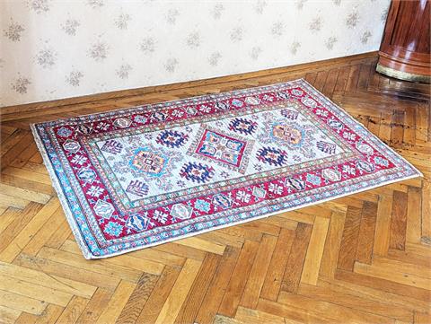 Alter handgeknüpfter orientalischer (Kazak) Teppich
