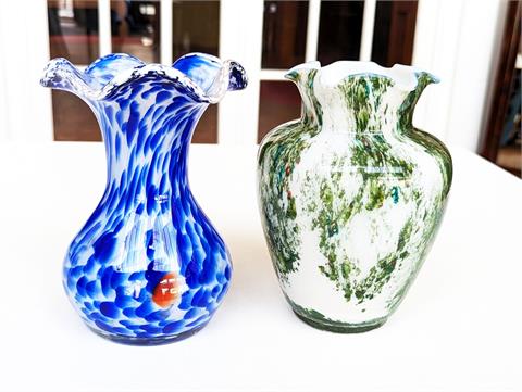 Zwei mundgeblasene Vintage Glasvasen