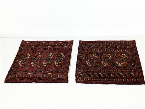 Zwei kleine alte handgeknüpfte orientalische (Turkmene) Teppiche