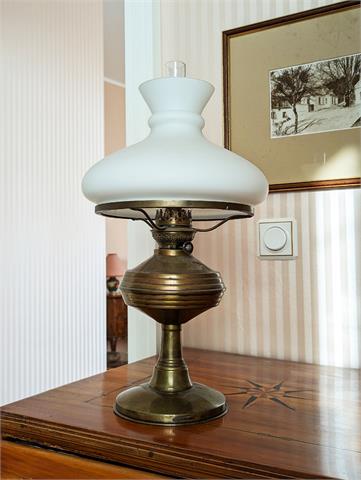 Antike Petroleumlampe mit Milchglasschirm von Schwintzer & Graeff