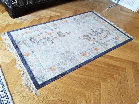 Asiatischer Teppich mit floralem Muster