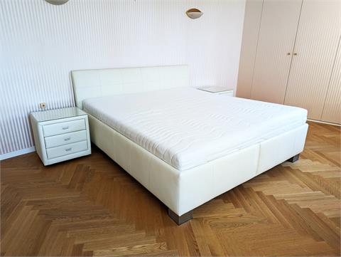 (Leder-) Doppelbett mit Bettkasten und 2 mobilen Nachtkästchen