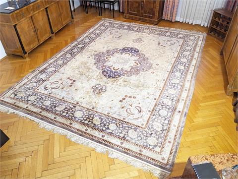 Alter großer handgeknüpfter orientalischer Teppich