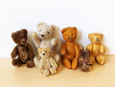 Sechs alte Teddybären