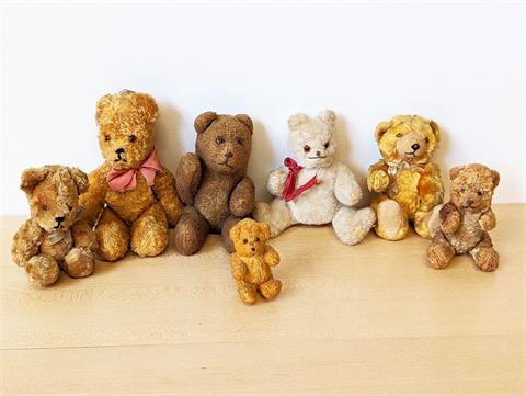 Sieben alte Teddybären