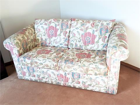 Vintage Couch mit floraler Tapezierung