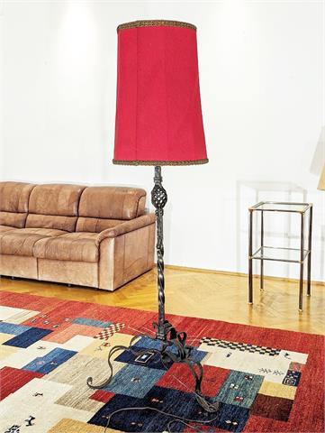 Alte Stehleuchte aus Schmiedeeisen mit rotem Lampenschirm