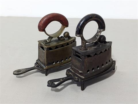 Zwei antike Miniaturbügeleisen